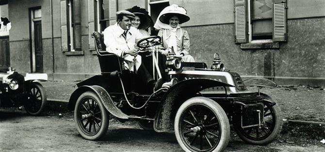 Modern Otomobili Kim Icat Etti  - Ancak, 1885 Yılına Gelindiğinde Içten Yanmalı Benzinle Çalışan Motora Sahip Ilk Otomobil Alman Bir Mühendis Olan Karl Benz.
